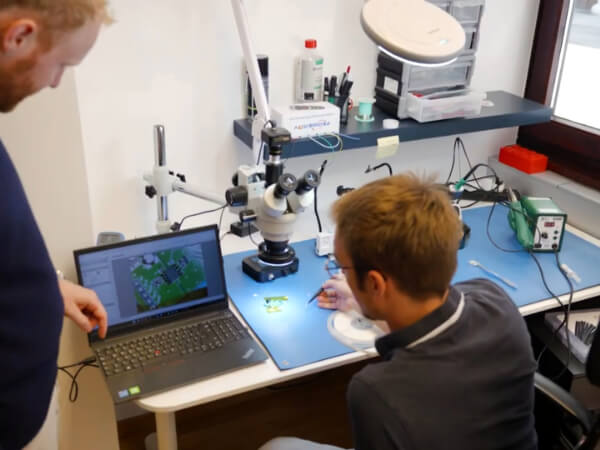 Embedded Solutions bei der Arbeit im Labor