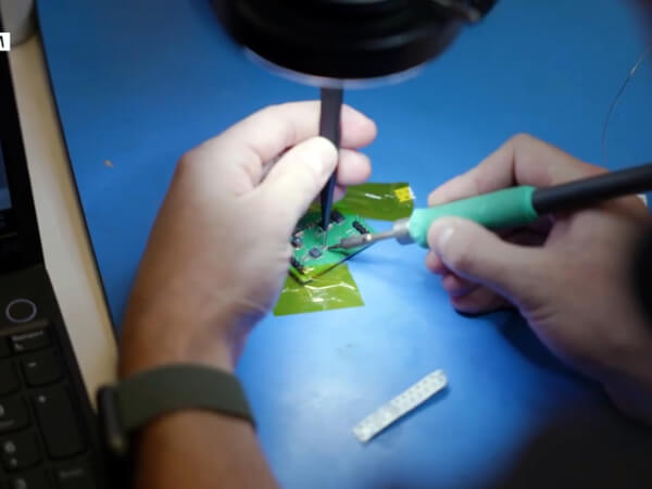 Embedded Solutions arbeitet an einem Chip